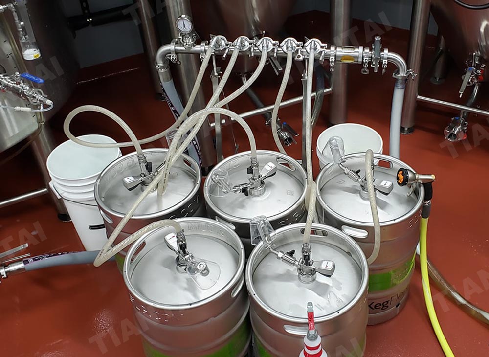 <b>Filling beer into kegs manually</b>